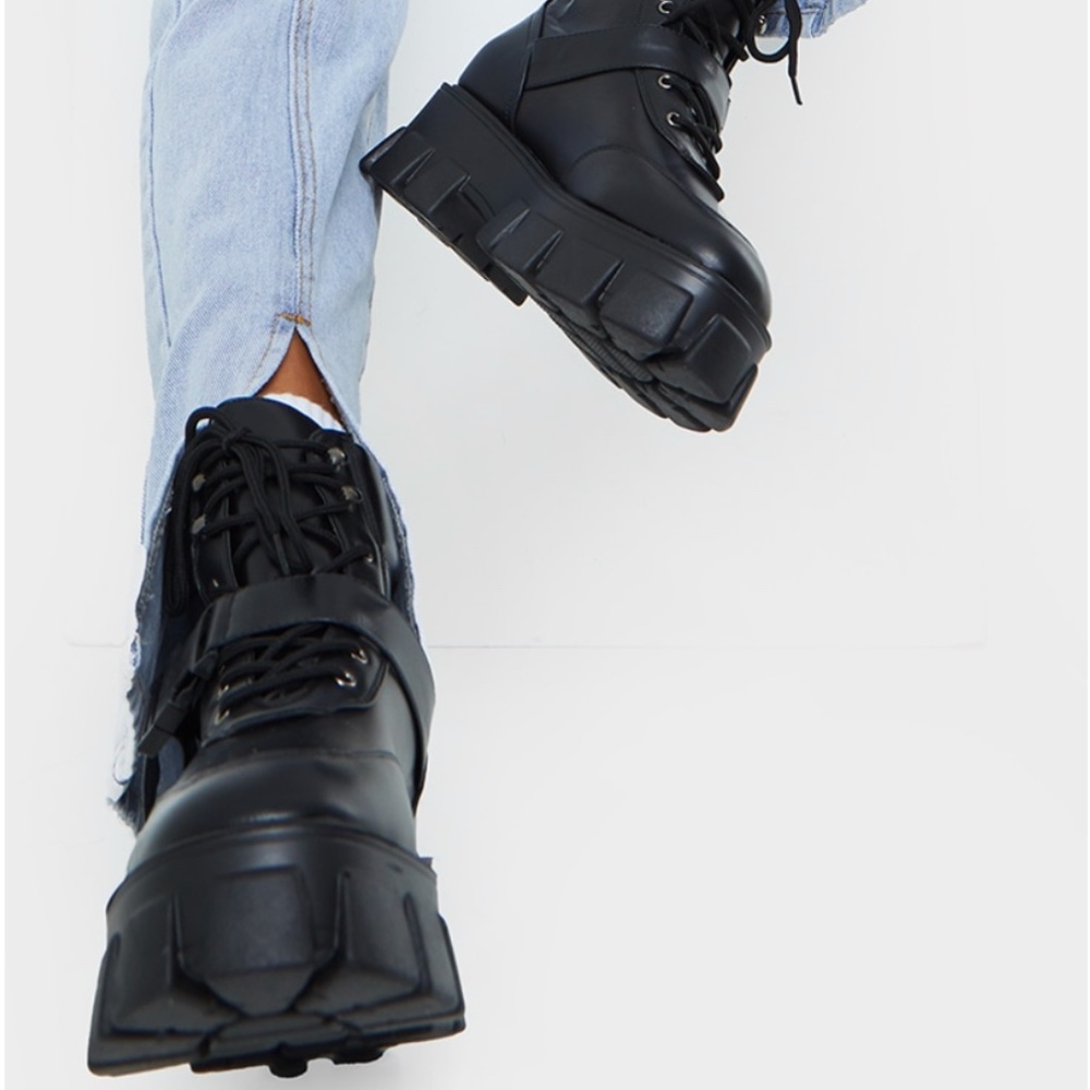 BLACK EXTREME CHUNKY SOLE BUCKLE CLASP HIKER BOOTS